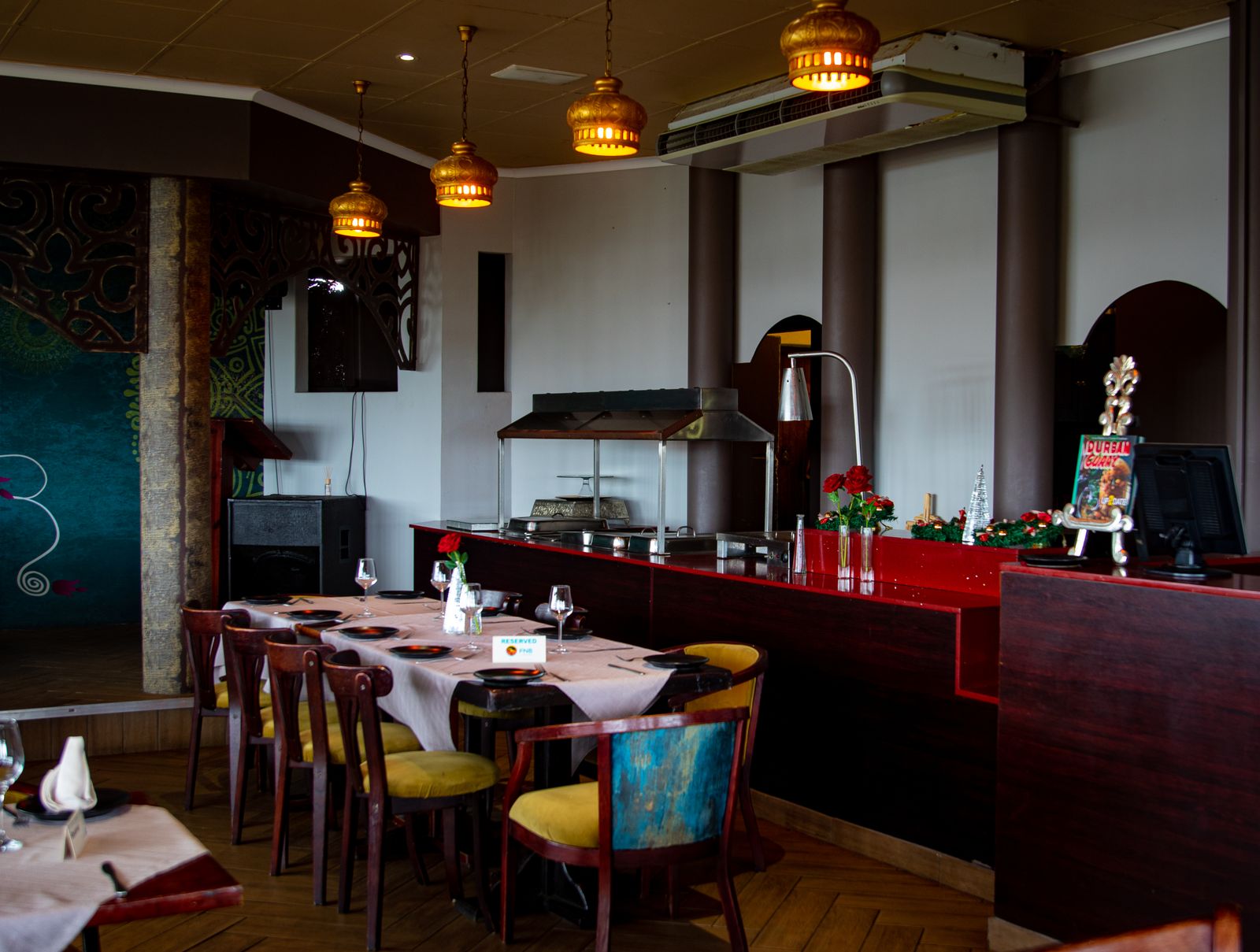 Salle d'un restaurant avec des tables dressées