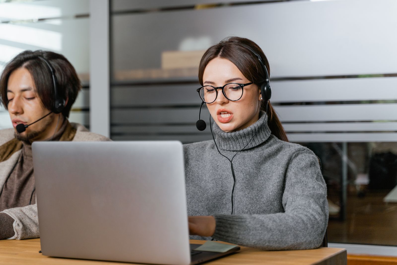 Personne qui répond à des messages sur un ordinateur